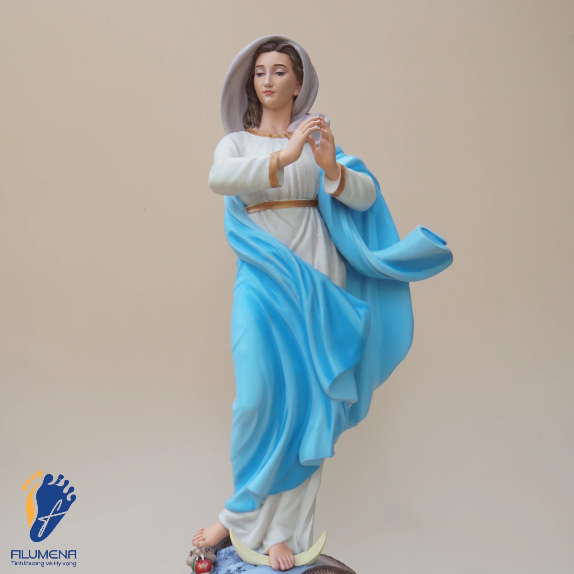 Tượng Đức Mẹ Vô Nhiễm Nguyên Tội, áo Mẹ màu xanh da trời, chụp từ góc phải (sáng tác bởi Filumena)