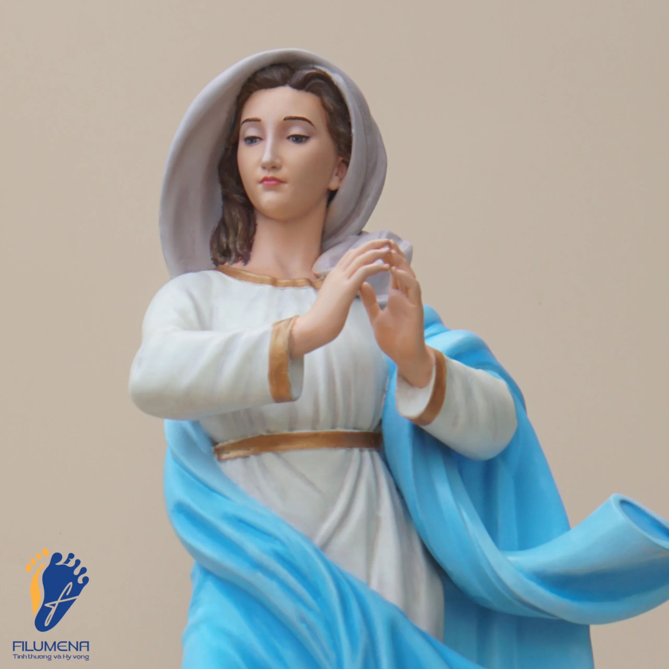 Tượng Đức Mẹ Vô Nhiễm Nguyên Tội, áo Mẹ màu xanh da trời, chụp từ góc phải, cận cảnh (sáng tác bởi Filumena)