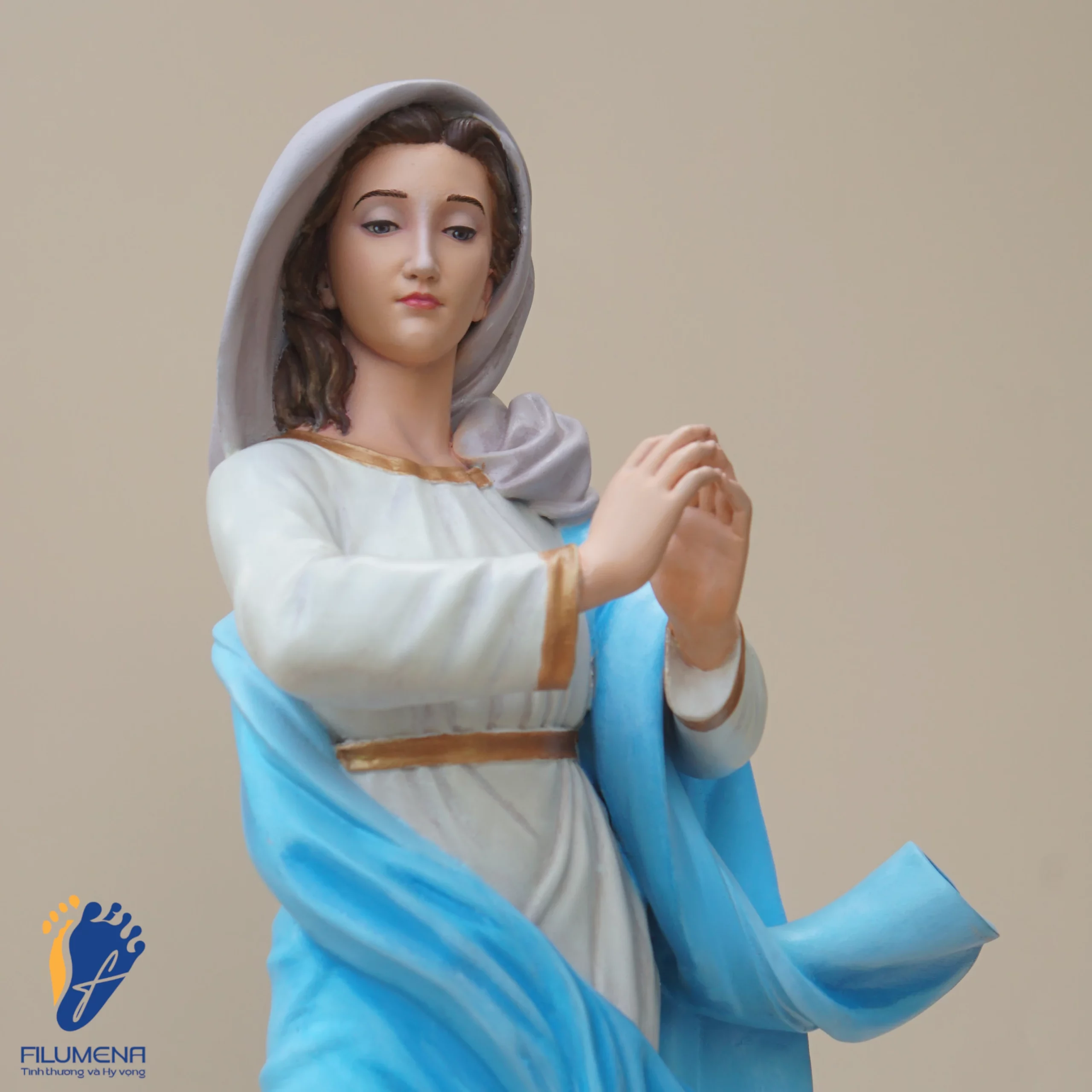 Tượng Đức Mẹ Vô Nhiễm Nguyên Tội, áo Mẹ màu xanh da trời, chụp từ góc trái, cận cảnh (sáng tác bởi Filumena)