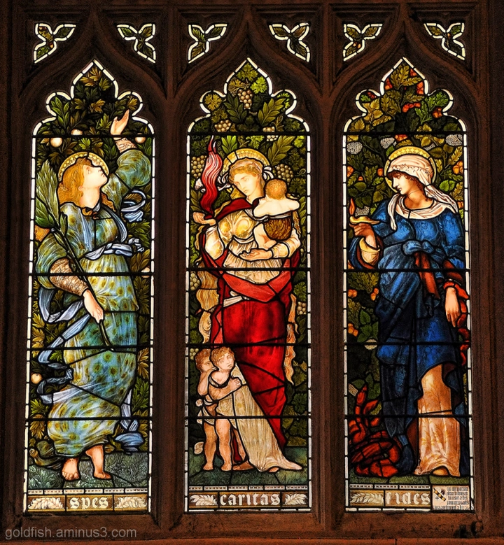 Kinh Tin Cậy Mến: hình ảnh Đức Tin Fides, Đức Cậy Spes và Đức Mến Caritas trên một cửa kính nhà thờ