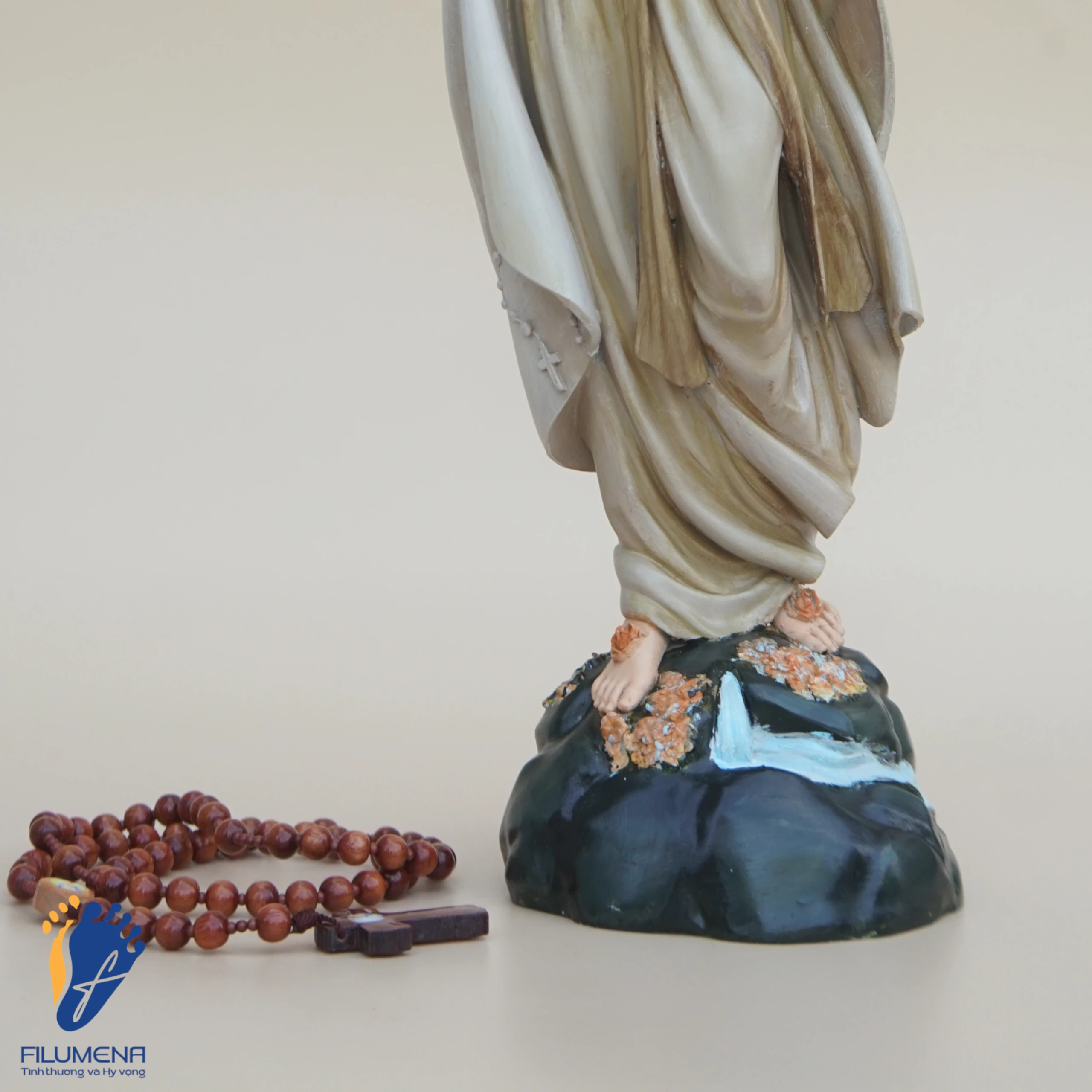Tượng Đức Mẹ Lộ Đức với tràng hạt, tảng đá và nguồn nước