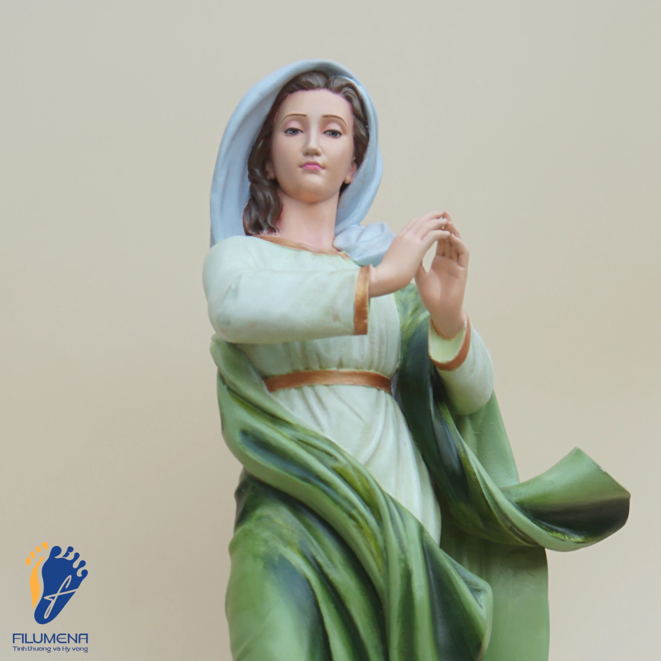 Tượng Đức Mẹ Vô Nhiễm Nguyên Tội xanh lá mạ nhìn cận cảnh chính diện