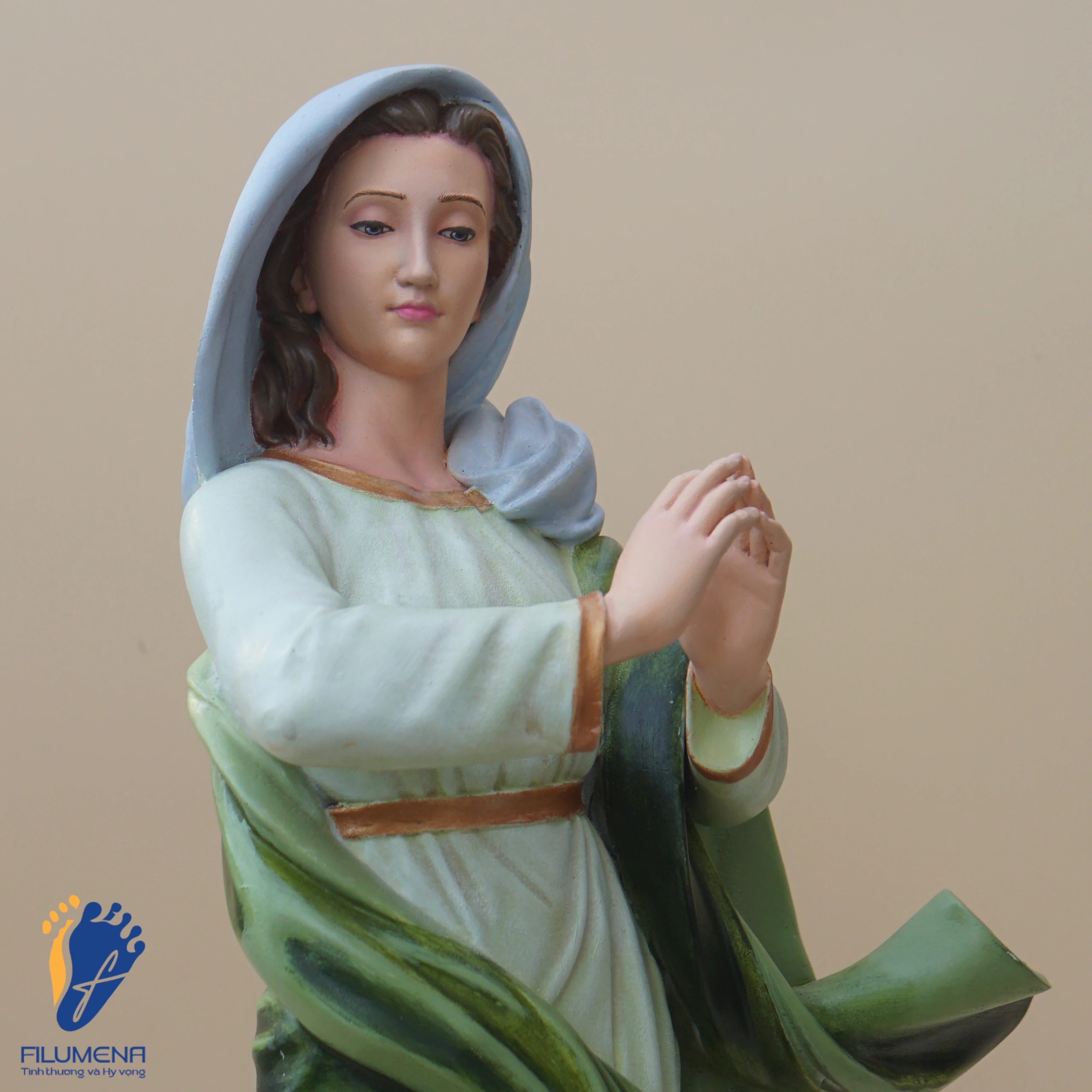 Tượng Đức Mẹ Vô Nhiễm Nguyên Tội xanh lá mạ, nhìn cận cảnh từ góc trái